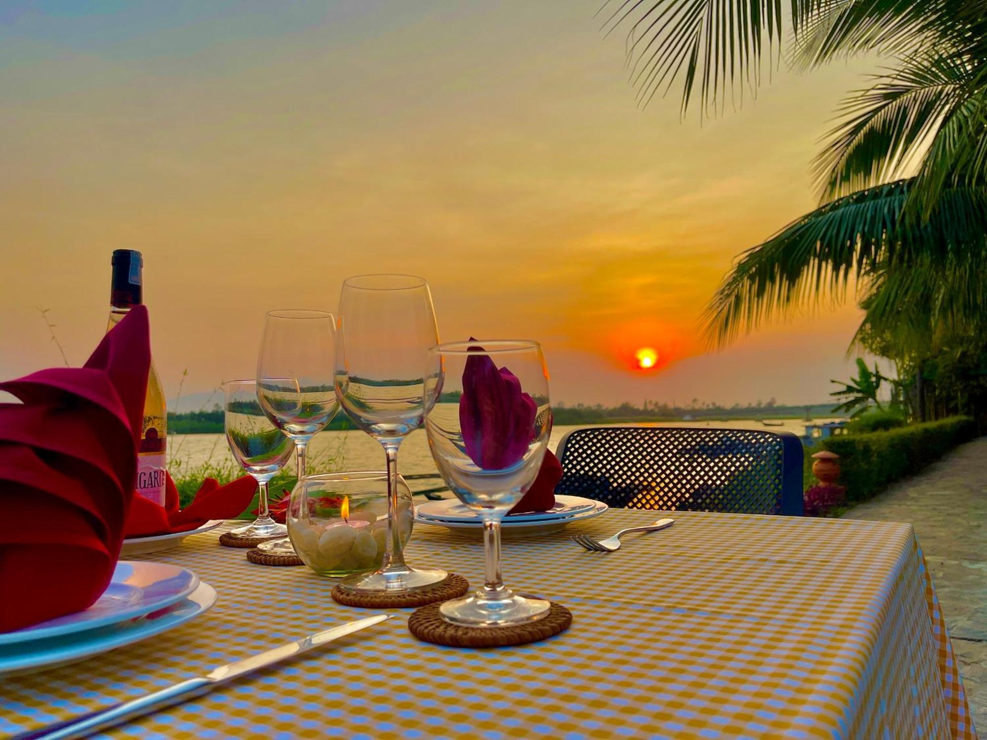 Bel Marina Hoi An Resort Zewnętrze zdjęcie Sunset at the Riverine Restaurant