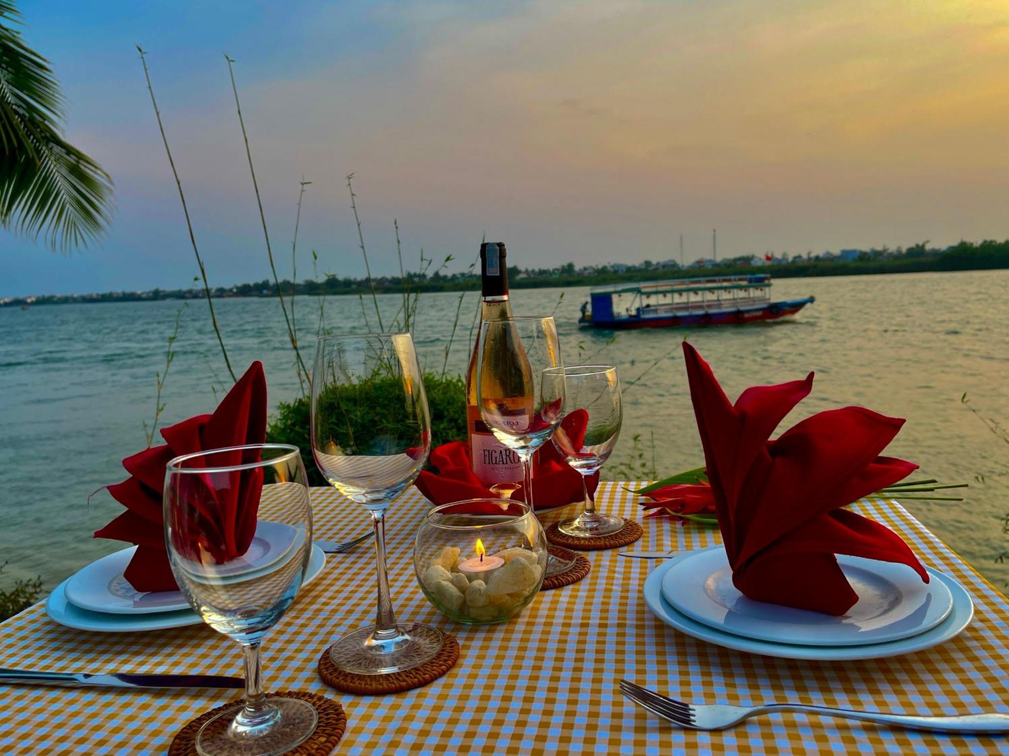 Bel Marina Hoi An Resort Zewnętrze zdjęcie Sunset dinner at the beach