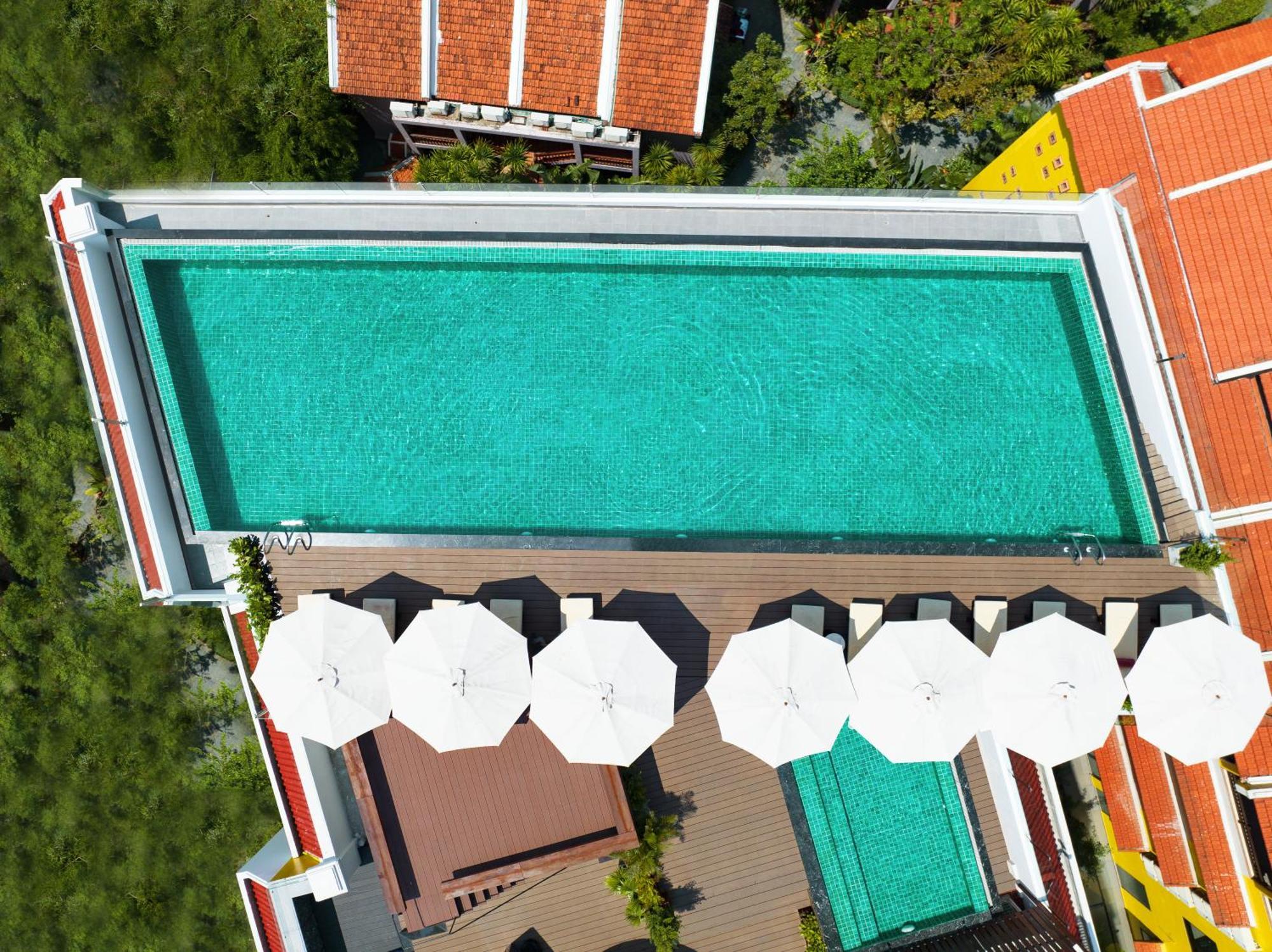 Bel Marina Hoi An Resort Zewnętrze zdjęcie Aerial view of a rooftop pool