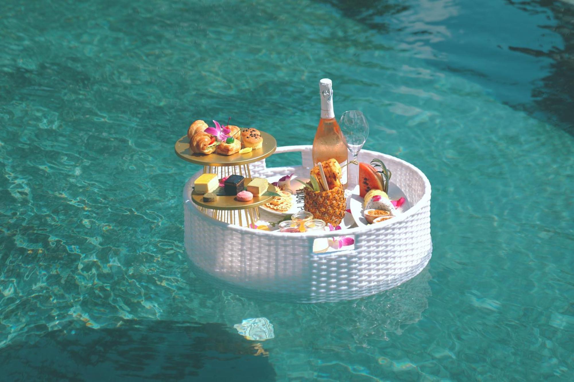 Bel Marina Hoi An Resort Zewnętrze zdjęcie A floating poolside bar